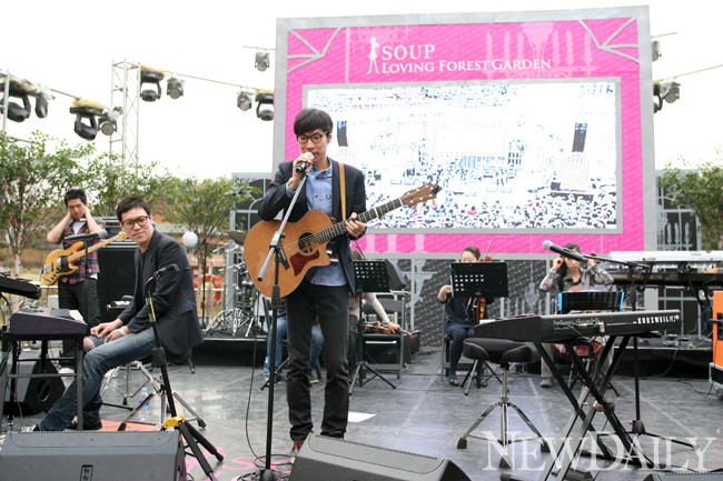 ▲ 수변무대서 공연중인 '짙은' ⓒ고경수 기자