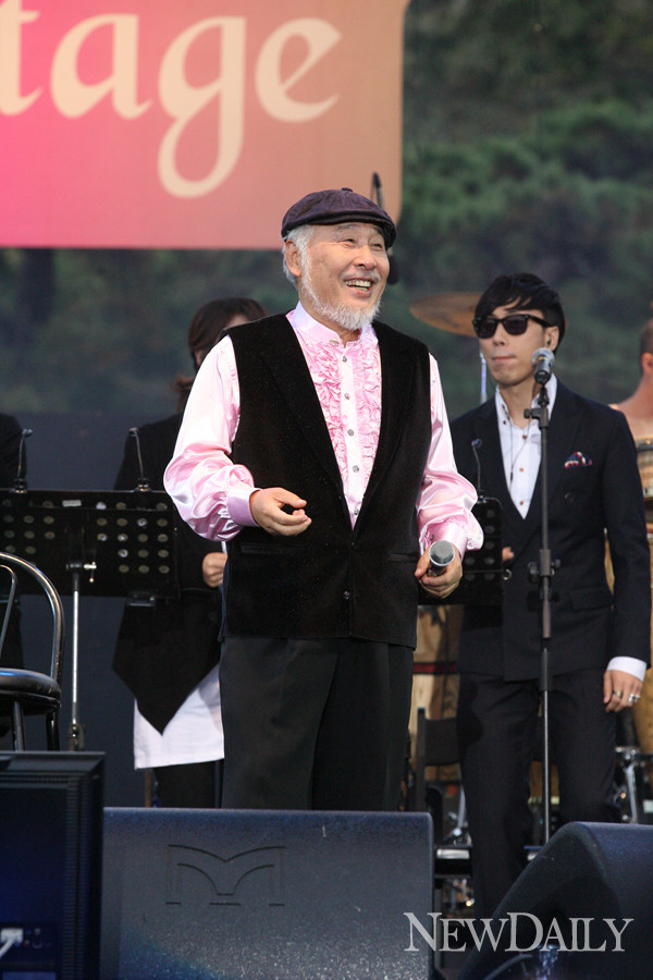 ▲ 메인무대에서 공연중인 김도향.  ⓒ고경수 기자