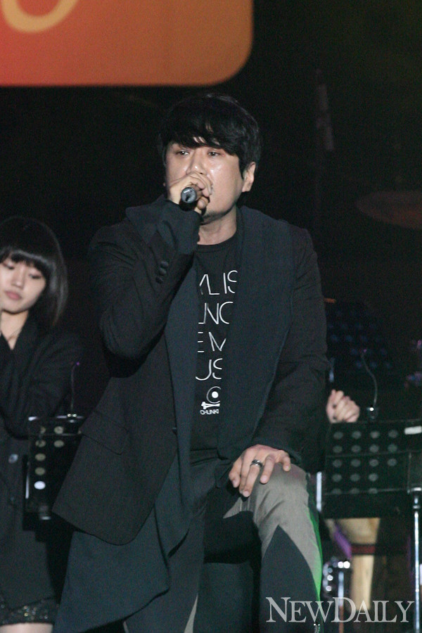 ▲ 메인 무대에서 공연중인 JK김동욱 ⓒ고경수 기자