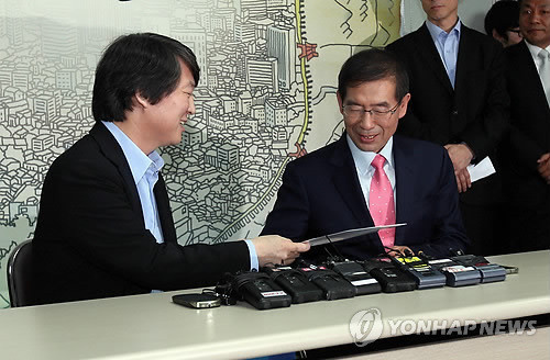 ▲ 안철수 서울대 융합과학기술대학원장이 24일 오후 서울 종로구 안국동 박원순 후보의 선거캠프를 방문, 박 후보에게 응원의 글을 전하고 있다.ⓒ연합뉴스