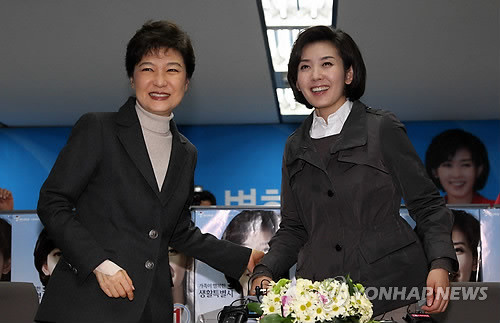 ▲ 10.26 재보궐선거를 하루앞둔 25일 오전 서울시장 한나라당 나경원 후보와 박근혜 전 대표가 서울 프레스센터 나 후보 선거사무실에서 악수하고 있다.ⓒ연합뉴스