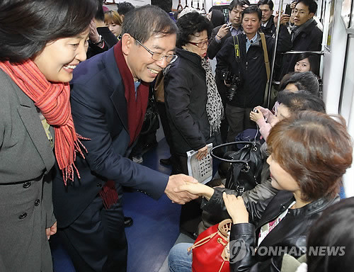 ▲ 박원순 서울시장 야권 후보가 25일 오전 신도림역에서 거리유세를 마친 뒤 기자회견을 위해 지하철을 타고 시청으로 향하며 시민들과 이야기를 나누고 있다.ⓒ연합뉴스