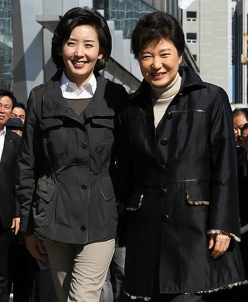 ▲ 10ㆍ26 선거를 하루 앞두고 '걷기유세'에 나선 한나라당 나경원 후보와 박근혜 전 대표가 25일 오전 서울 남대문 앞 거리를 걸으며 담소를 나누고 있다. ⓒ연합뉴스