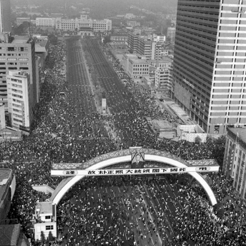 ▲ 故박정희 대통령 서거 후 국장행렬. 전국에 분향소가 설치됐고 분향한 사람 수는 수백만을 넘었다.