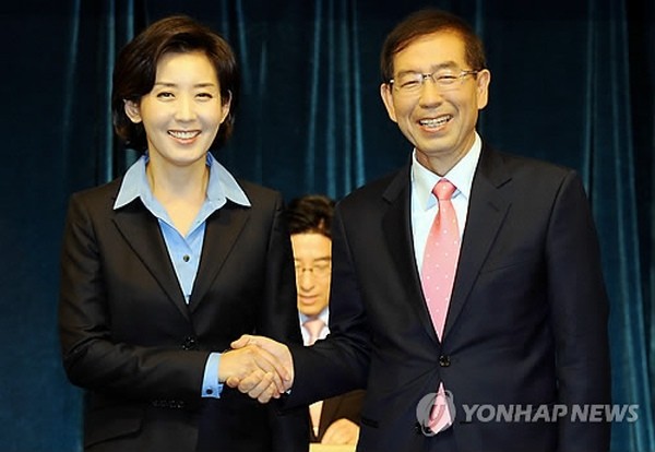 ▲ 한나라당 나경원 서울시장후보(왼쪽)와 범야권 박원순 서울시장후보가 24일 여의도 63빌딩에서 열린 한국방송기자클럽 주최 서울시장 후보 초청 토론회에서 악수하고 있다. ⓒ 연합뉴스