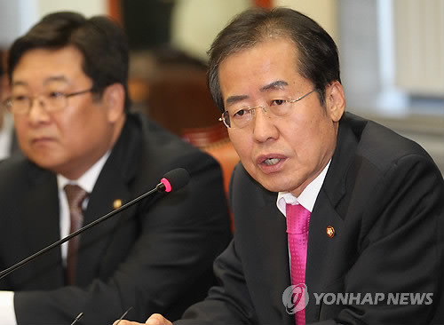 ▲ 한나라당 홍준표 대표가 25일 오전 국회에서 기자간담회를 갖고 박원순 후보를 비판하고 있다. ⓒ연합뉴스