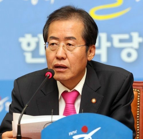 ▲ 한나라당 홍준표 대표가 25일 국회에서 기자간담회에서 '안철수 효과'와 관련해 발언하고 있다. ⓒ연합뉴스