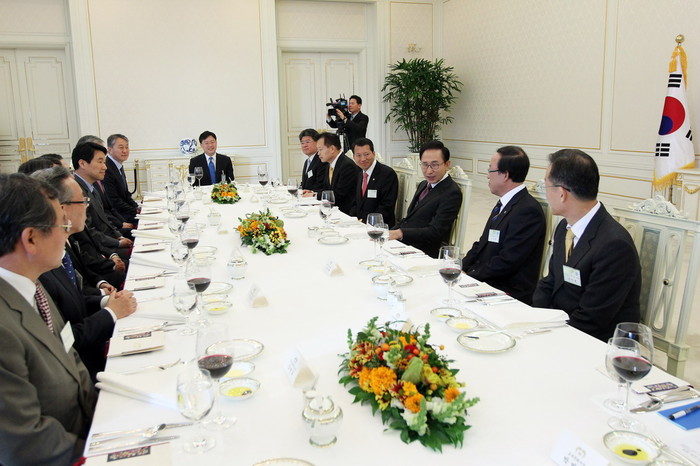 ▲ 이명박 대통령이 25일 청와대에서 전국 교육대학교 총장 초청 오찬 간담회를 갖고 교육 개혁에 대해 당부하고 있다. ⓒ청와대