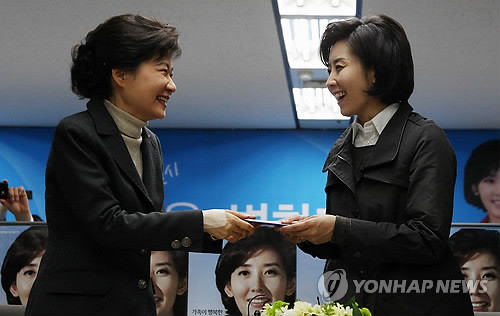 ▲ 25일 오전 서울 프레스센터 내 나 후보 캠프 사무실에서 한나라당 박근혜 전 대표가 나경원 서울시장 후보에게 '정책수첩을'을 건네고 있다.   이 자리에서 박 전 대표는 그동안 시민들과의 대화속에서 시정과 관계된 이야기를 적은 수첩을 한장 한장 넘기며 주요 정책ㆍ건의사항을 읽었고, 나 후보는 고개를 끄덕이며 귀를 기울였다. ⓒ 연합뉴스