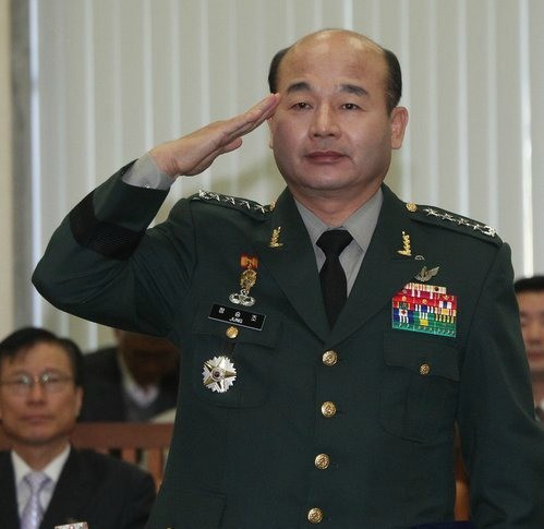 ▲ 정승조 합참의장 내정자가 25일 국회에서 열린 국방위 인사청문회에서 선서에 앞서 경례하고 있다. ⓒ연합뉴스