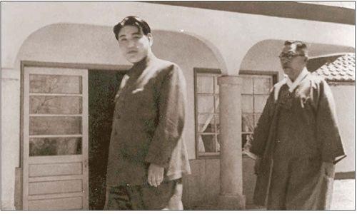▲ 소련 군정이 연출한 남북합작회의에 참석한 김구(오른쪽)가 평양에 도착하여 김일성(왼쪽)을 따라 회담장으로 들어가고 있다.(자료사진)ⓒ