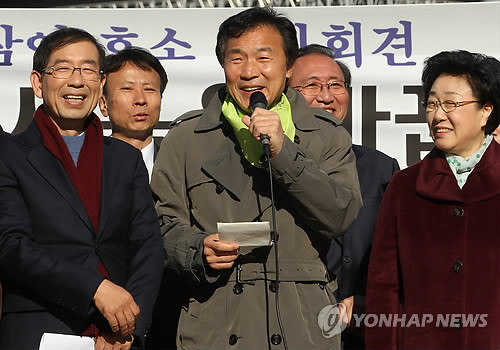 ▲ 10ㆍ26 서울시장 보궐선거를 하루 앞둔 25일 오전 서울시청 광장에서 열린 `투표로 세상을 바꾸자' 기자회견에서 민주당 손학규 대표가 투표 참여를 호소하고 있다. ⓒ연합뉴스