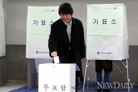 ▲ 안철수 서울대 융합과학기술대학원장이 10ㆍ26 재보선 투표일인 26일 오전 서울 용산동 한강로주민센터에 설치된 투표소에서 한표를 행사하고 있다. ⓒ 양호상 기자