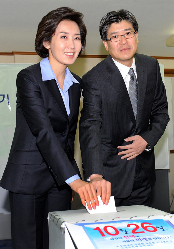 ▲ 나경원 한나라당 서울시장 후보가 재·보궐 선거날인 26일 오전 남편 김재호씨와 서울 중구 신당동 장수경로당 투표소에서 투표를 하고 있다. ⓒ 뉴데일리