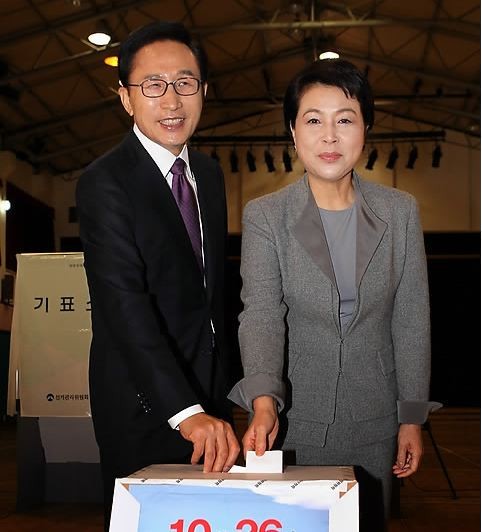 ▲ 이명박 대통령이 부인 김윤옥 여사와 함께 26일 서울 종로 청운효자동 국립서울농학교에 마련된 제1투표소에서 투표하고 있다.ⓒ연합뉴스