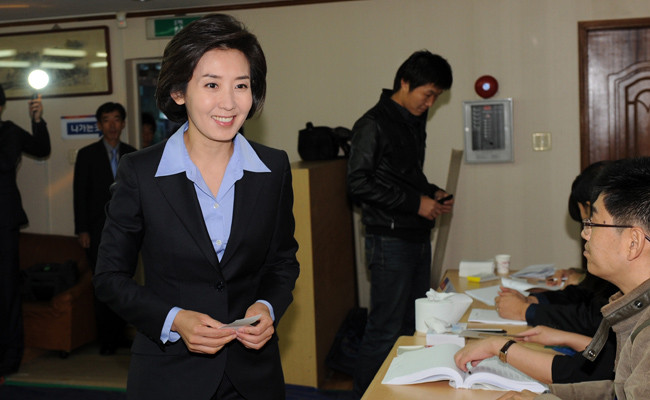 ▲ 한나라당 나경원 서울시장 후보가 26일 오전 서울 중구 신당동 장수경로당 투표소로 들어서고 있다.ⓒ고경수 기자