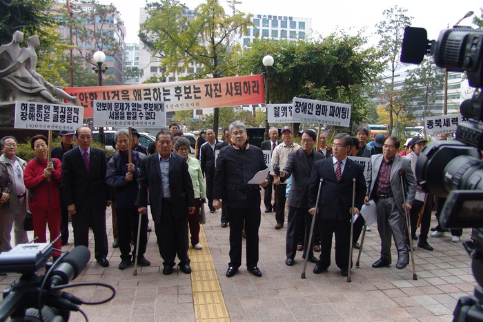 ▲ 장애인 단체가 장애인 딸을 둔 나경원 후보에 대한 지지를 선언했다. 이들은 박원순 후보에 대해서는 북한의 장애인 살해-감금 등 탄압을 들어 종북세력이 판치면 안된다고 목소리를 높였다.ⓒ뉴데일리 편집국