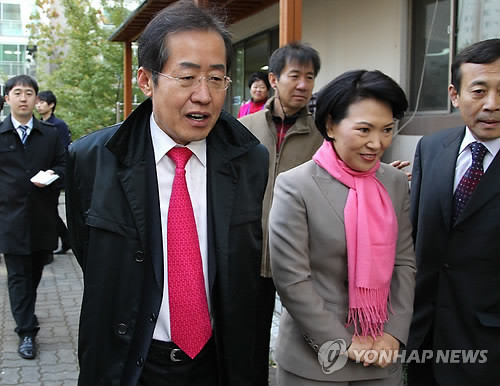 ▲ 10.26 재보선 서울시장 보선 4시 현재 투표율이 34.7%를 기록하고 있다. 사진은 한나라당 홍준표 대표 부부가 투표소로 향하는 모습.ⓒ