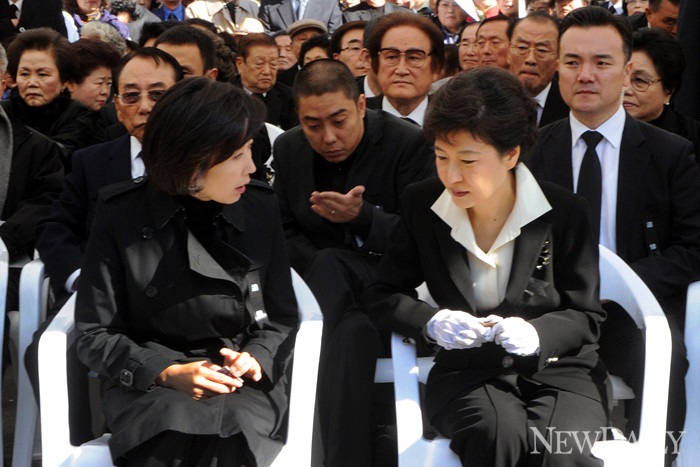 ▲ 박근혜 한나라당 전 대표와 나경원 서울시장 후보가 26일 박정희 전 대통령 추도식에 참석, 대화하고 있다. ⓒ 양호상 기자