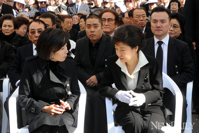 ▲ 26일 박정희 전 대통령의 32주기 추도식이 열린 국립현충원에 박 전 대표와 나경원 서울시장 후보 사이에 은지원이 자리했다. ⓒ 양호상 기자