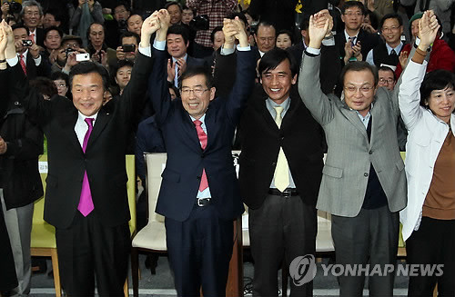 ▲ 10.26 서울시장 보궐선거에서 당선된 박원순 당선자가 26일 서울 종로구 안국동 캠프에서 민주당 손학규 대표, 국민참여당 유시민 대표 등과 함께 두 팔을 번쩍 들며 기뻐하고 있다.ⓒ연합뉴스