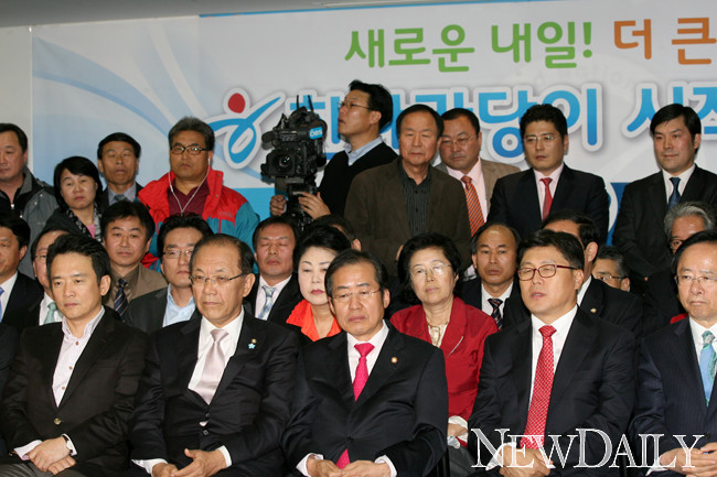 ▲ 10.26 서울시장 보궐선거 당일 오후 8시, 출구조사 결과 발표 이후 홍준표 대표와 당직자들이 침통한 표정을 짓고 있다. ⓒ고경수 기자