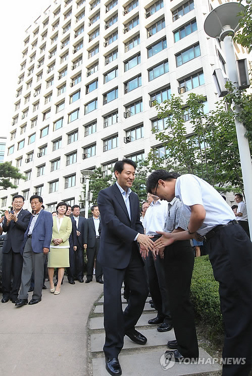 ▲ 오세훈 서울시장이 지난 8월 26일 오후 서소문 서울시청 별관에서 열린 이임식을 마치고 직원들과 악수를 하며 청사를 떠나고 있다.ⓒ연합뉴스