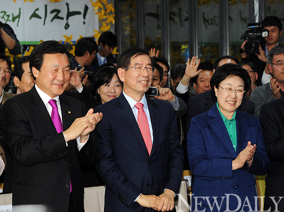 ▲ 방송 3사 출구조사에서 박원순 후보가 이긴것으로 나타나자 손학규 대표 등 민주당 지도부가 웃고 있다. 그러나 박원순 후보의 승리는 민주당의 완전한 승리가 아니라는 분석이 지배적인다. 박 후보(중앙)와 손학규(좌) 민주당 대표, 한명숙(우) 전 총리. ⓒ추진혁 기자