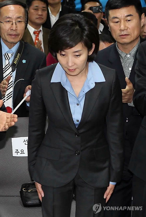 ▲ 26일 저녁 서울 중구 태평로 프레스센터 한나라당 나경원 서울시장 후보 선거캠프에서 나경원 후보가 굳은 표정으로 지지자들에게 감사의 인사를 하고 있다.ⓒ연합뉴스