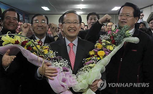 ▲ 26일 부산 동구청장 재선거에서 당선된 정영석 한나라당 후보가 승리가 확정된 뒤 환호하고 있다. ⓒ 연합뉴스