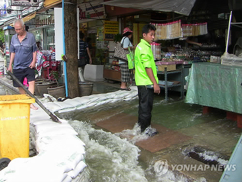 ▲ 태국 방콕 북쪽의 빠툼타니주 랑싯 주민들이 홍수로 물에 잠긴 거리를 힘겹게 헤처나가고 있다. ⓒ 연합뉴스