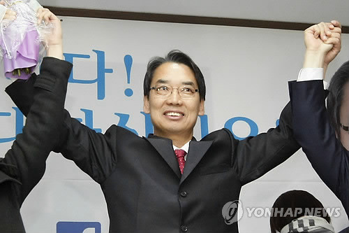 ▲ 26일 강원 인제 군수 재선거에서 당선된 한나라당 이순선 후보가 승리가 확정된 뒤 만세를 부르고 있다. ⓒ 연합뉴스