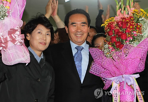 ▲ 황숙주 전북 순창군수 당선자가 26일 읍내 자신의 사무실에서 아내 권필남씨와 함께 지지자들의 환호에 인사하고 있다. ⓒ 연합뉴스