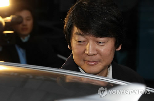 ▲ 안철수 서울대 융합과학기술대학원장이 10ㆍ26 재보선 투표일인 26일 오전 서울 용산동 한강로주민센터에서 투표를 마친뒤 출근 하고 있다.ⓒ연합뉴스