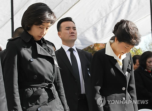 ▲ 한나라당 박근혜 전 대표가 26일 오전 서울 동작구 동작동 국립현충원에서 열린 고(故) 박정희 전 대통령의 추도식에서 한나라당 나경원 서울시장 후보 등과 함께 묵념을 하고 있다.ⓒ연합뉴스