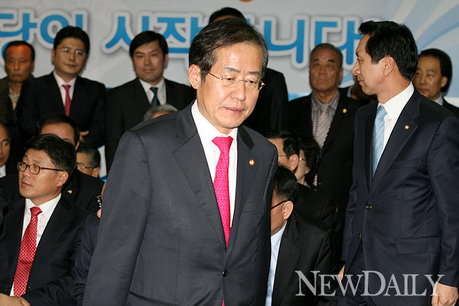 ▲ 26일 서울시장 보궐선거 패배가 사실상 확정되자 자리를 뜨는 한나라당 홍준표 대표의 모습. ⓒ고경수 기자