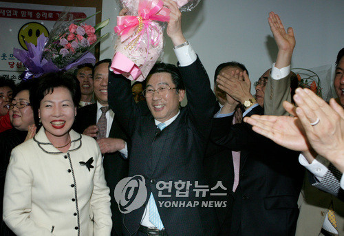 ▲ 4.25재보선에서 서울 양천구청장 당선된 무소속 추재엽 후보가 25일 선거사무실에서 꽃다발을 안고 기뻐하고 있다.ⓒ 연합뉴스