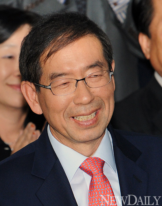 ▲ 10.26 재보선 출구조사 후 미소를 짓는 박원순 당선자. 그의 미소에는 다양한 뜻이 숨어 있다.