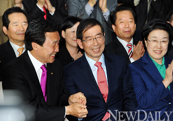 ▲ 서울시장 재보선에서 승리한 박원순 당선자가 손학규 민주당 대표와 손을 붙잡고 있다. ⓒ 뉴데일리