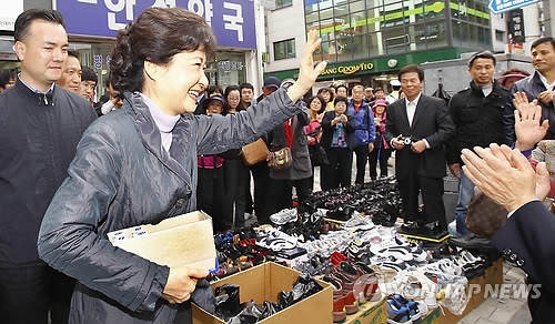 ▲ 박근혜 전 한나라당 대표가 지난 21일 서울 관악구 남현동 한 제과점에서 열린 '취약계층을 취한 제과바자회'에 참석해 시민들에게 손을 들어 인사하고 있다. ⓒ 연합뉴스