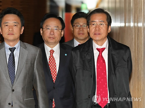 ▲ 한나라당 홍준표 대표가 27일 오전 서울 영등포구 여의도동 63빌딩 한 식당에서 긴급 최고위원단 조찬회동을 마친 뒤 당사로 향하고 있다. ⓒ연합뉴스