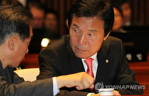 ▲ 민주당 손학규 대표가 27일 오전 국회에서 열린 의원총회에서 정장선 사무총장과 이야기하고 있다. ⓒ연합뉴스