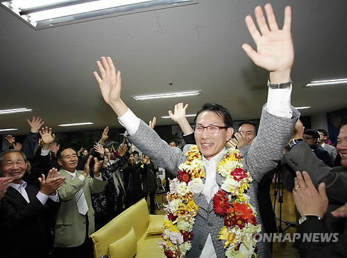 ▲ 6일 충남 서산시장 재선거에 출마한 한나라당 이완섭 후보가 승리가 확정되자 환호하고 있다. ⓒ연합뉴스