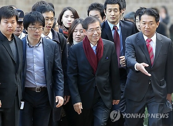 ▲ 사진 = 박원순 서울시장이 27일 오전 서울시청 서소문 별관으로 출근하고 있다.