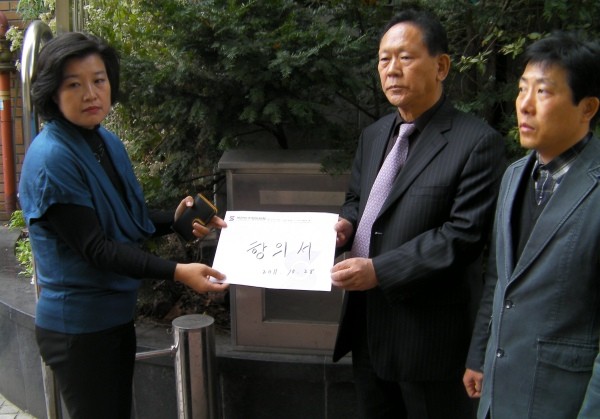 ▲ 사진= 권유미 애국여성모임 레이디블루 대표, 홍순경 북한민주화위원회 위원장, 박상학 자유북한운동연합 대표(왼쪽부터)가 28일 서울 종로구 주한 중국대사관을 방문, 탈북자 관련 중국 정부를 규탄하는 내용의 항의서를 접수시키고 있다. ⓒ뉴데일리