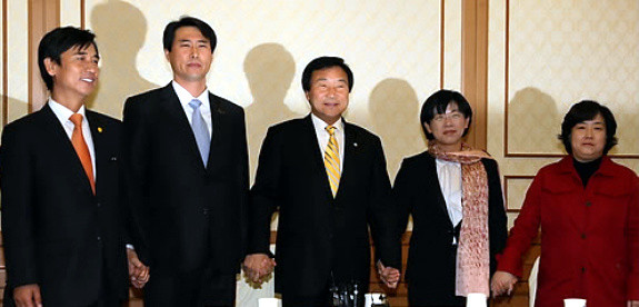 ▲ 국민참여당 유시민 대표, 창조한국당 공성경 대표, 민주당 손학규 대표, 민주노동당 이희정 대표, 진보신당 최혜영 집행위원장 등 야5당 대표(왼쪽부터)가 28일 오전 국회 귀빈식당에서 열린 대표회담에서 취재진을 향해 포즈를 취하고 있다. ⓒ 연합뉴스