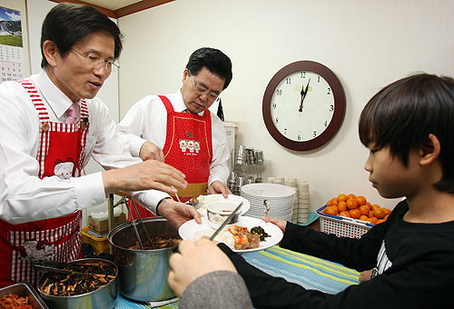 ▲ 김문수 경기지사가 한 사회복지센터를 방문해 급식 봉사를 하고 있다. ⓒ 뉴데일리