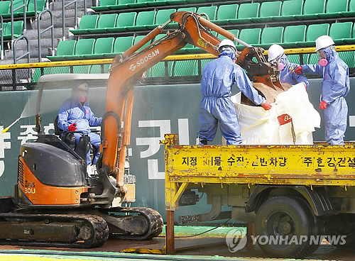 ▲ 환경단체가 석면이 들어간 사문석 유해성을 주장하면서 논란을 야기하고 있다. 사진은 지난 7일 잠실야구장에서 석면이 포함된 것으로 알려진 토양제거 작업을 하는 장면.ⓒ뉴데일리 편집국