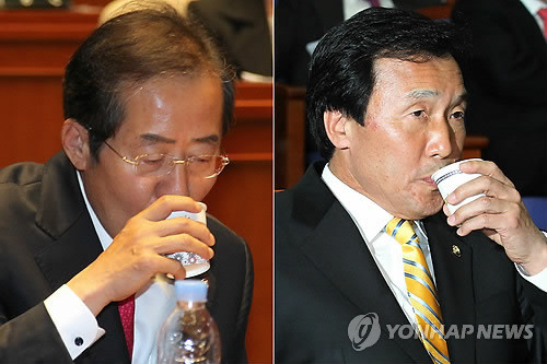 ▲ 한나라당 홍준표 대표와 민주당 손학규 대표가 28일 오후 국회에서 각각 열린 의원총회에서 물을 마시고 있다. ⓒ연합뉴스