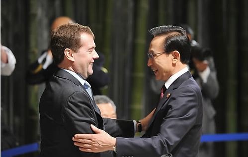 ▲ 지난해 제18차 APEC(아-태경제협력체) 정상회의 1차회의에서 악수를 하고 있는 이명박 대통령과 드리트리 메드베데프 러시아 대통령의 모습. ⓒ연합뉴스